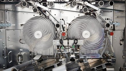 View inside a machine for inspecting single banknotes