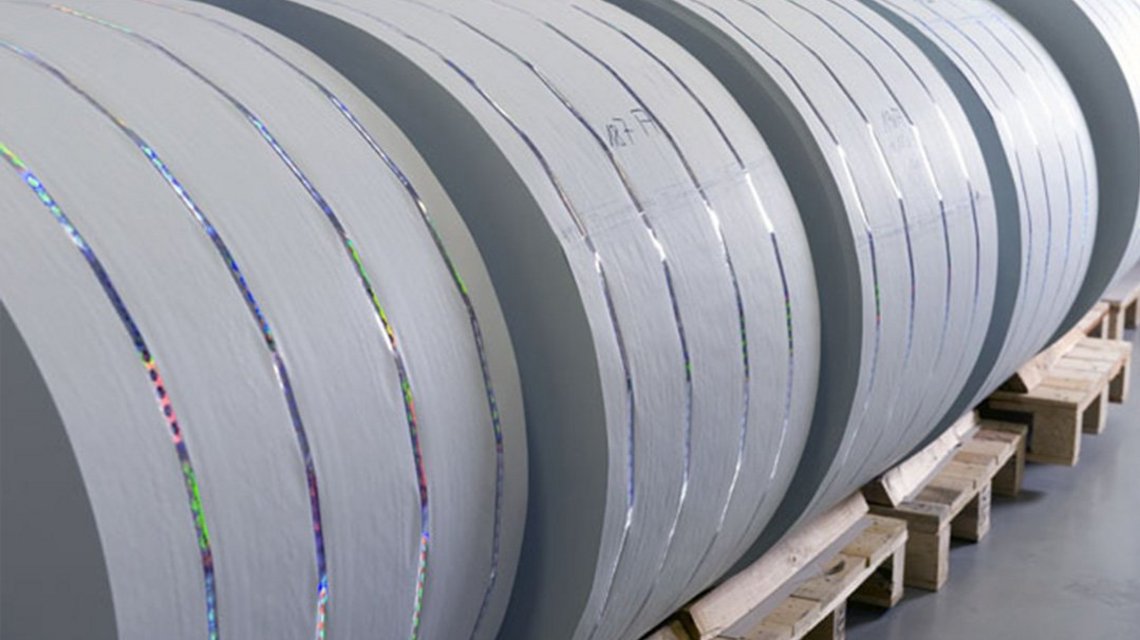 Large bundled paper rolls fixed on pallets