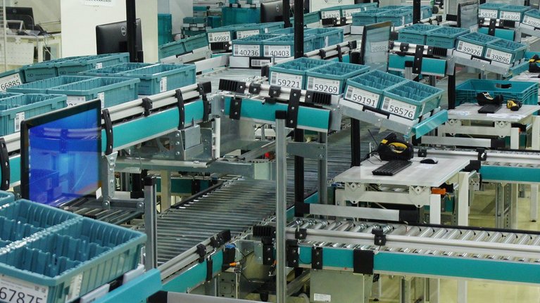 Hall with conveyor belts transporting NotaTray bank note loading modules