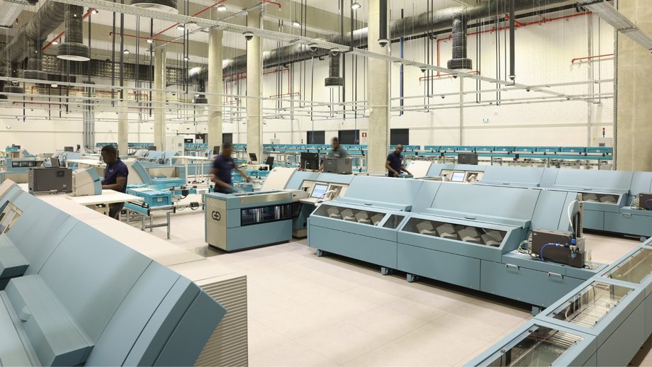 BNA’s employees operate modern machines at the Casa do Kwanza Cash Center in Luanda, Angola.