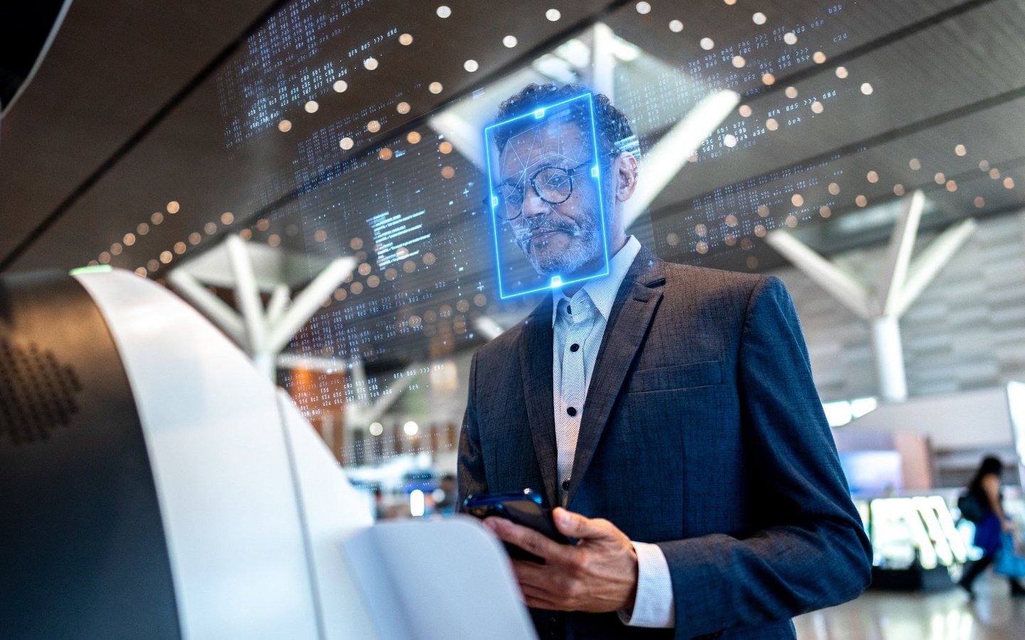 Ein Mann steht am Flughafen-Check-in mit Gesichtserkennung und testet so modernes Reisen.