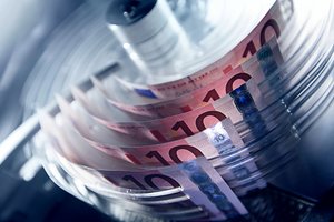 A highspeed G+D banknote processing machine accurately counting and sorting 10 euro notes.