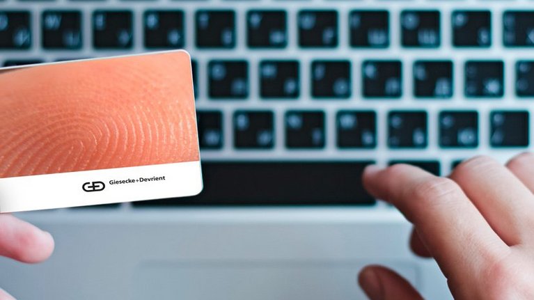 A man connects to his tablet contactlessly with a fob