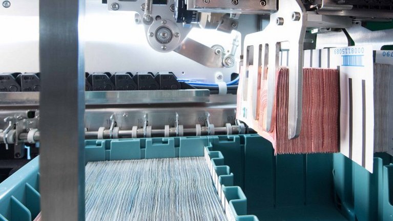 Banknotes are filled into NotaTrays fully automatically
